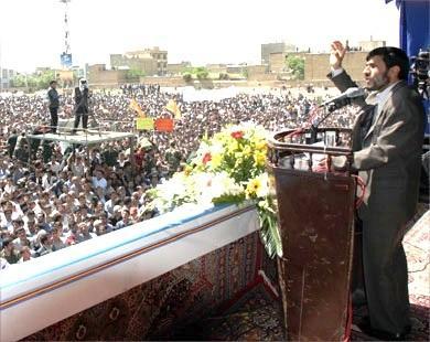 الرئيس الايراني محمود احمدي نجاد يلقي  خطاب في مدينة اراك غرب طهران